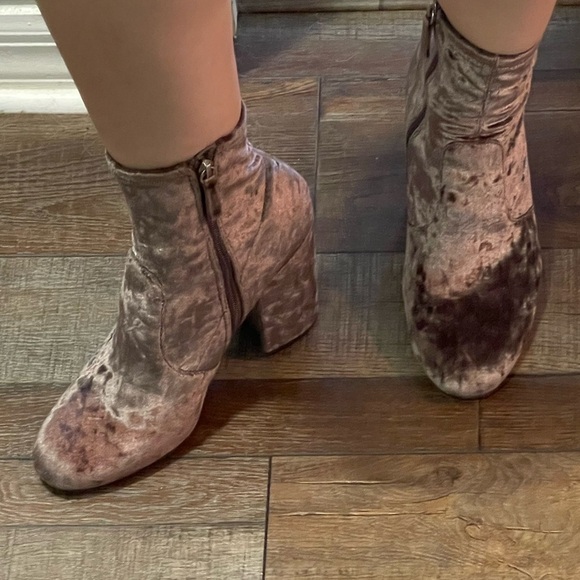 Steve Madden Gaze Crush velvet ankle booties size 9.5 ankle boot 4” heel - Picture 16 of 16